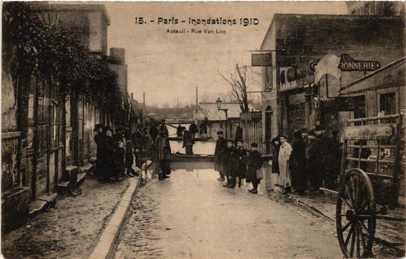 Carte postale ancienne Inondations 1910 - Auteuil - Rue Van Loo à Paris 16e