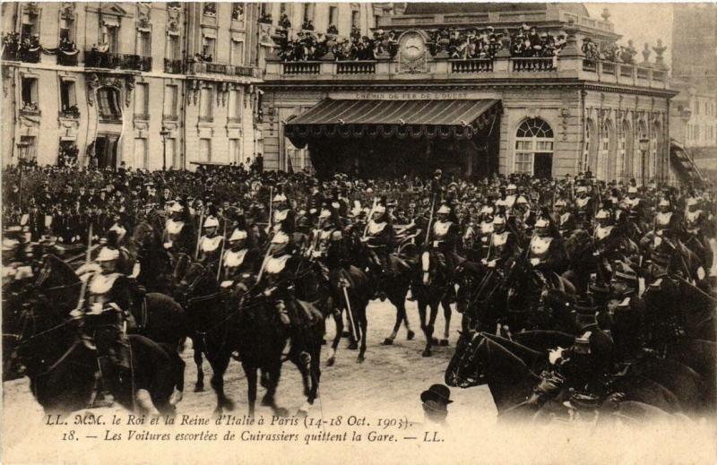 Carte postale ancienne Leurs Majestés le Roi et la Reine d'Italie à Paris - Les Voitures escortées de Cuirassiers quittent la Gare à Paris 16e