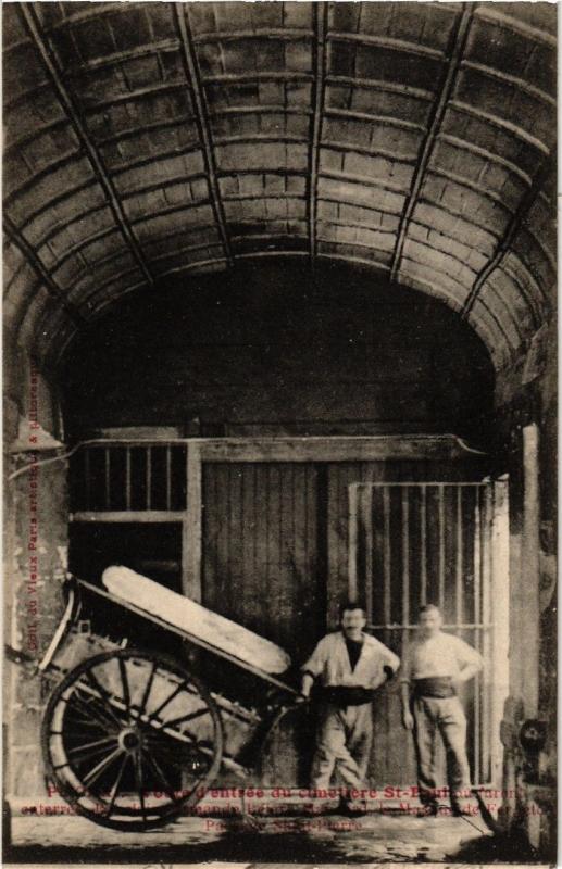 Carte postale ancienne Paris (4e) Voute d'entrée du cimetiere Saint-Paul. Passage Saint-Pierre à Paris 4e