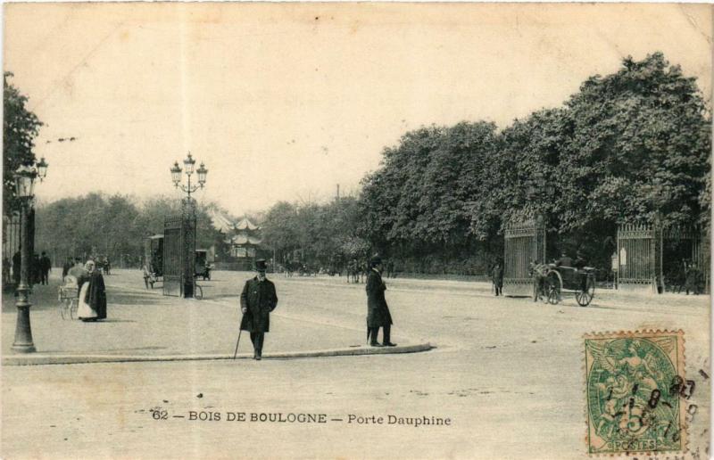Carte postale ancienne Bois de Boulogne - Porte Dauphine à Paris 16e