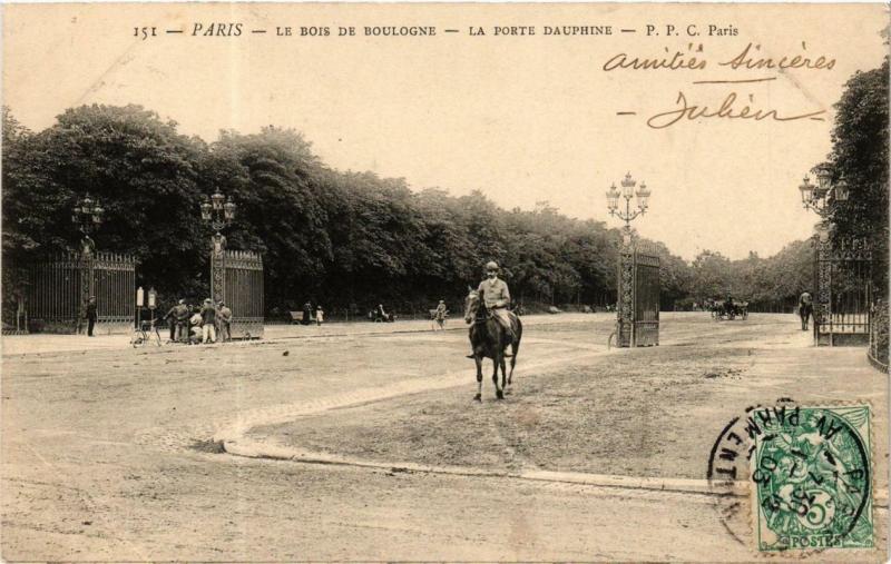 Carte postale ancienne Le Bois de Boulogne - La Porte Dauphine à Paris 16e