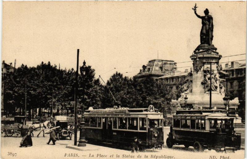 Carte postale ancienne Paris (3e) La Place et la Statue de la Republique. à Paris 3e