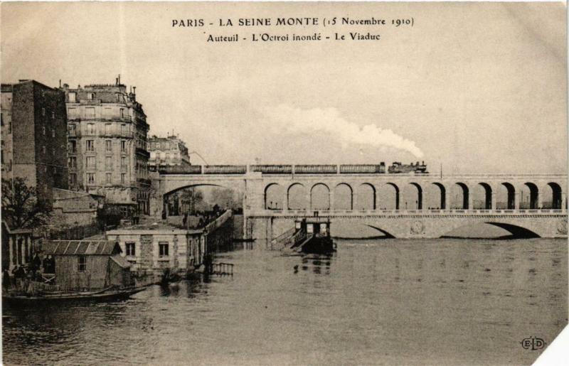 Carte postale ancienne La Seine Monte (15 Novembre 1910) - Auteuil - L'Octroi inondé - Le Viaduc à Paris 16e