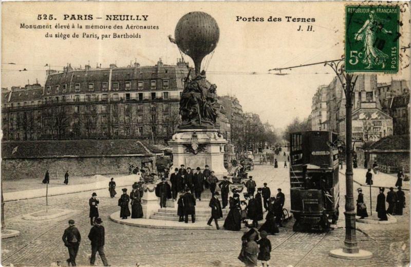 Carte postale ancienne Portes des Ternes - Monument élevé à la mémoire des Aéronautes du siège de Paris à Paris 17e