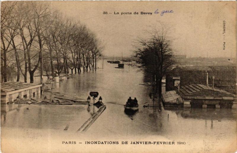 Carte postale ancienne La porte de Bercy - Inondations de janvier-février 1910 à Paris 13e