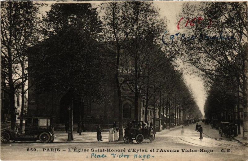Carte postale ancienne L'Eglise Saint-Honoré d'Eylau et l'Avenue Victor-Hugo à Paris 16e
