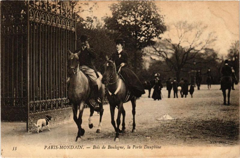 Carte postale ancienne Bois de Boulogne, la Porte Dauphine à Paris 16e