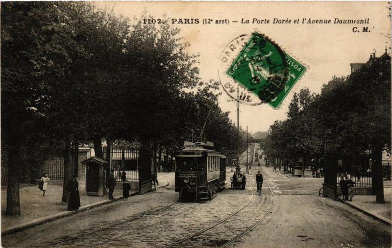 Carte postale ancienne Paris 12e La Porte Dorée. Avenue Daumesnil. à Paris 12e