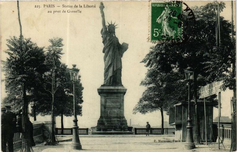 Carte postale ancienne Statue de la Liberté au Pont de Grenelle à Paris 15e
