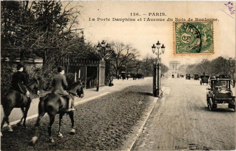 Carte postale ancienne La Porte Dauphine et l'Avenue du Bois de Boulogne à Paris 16e