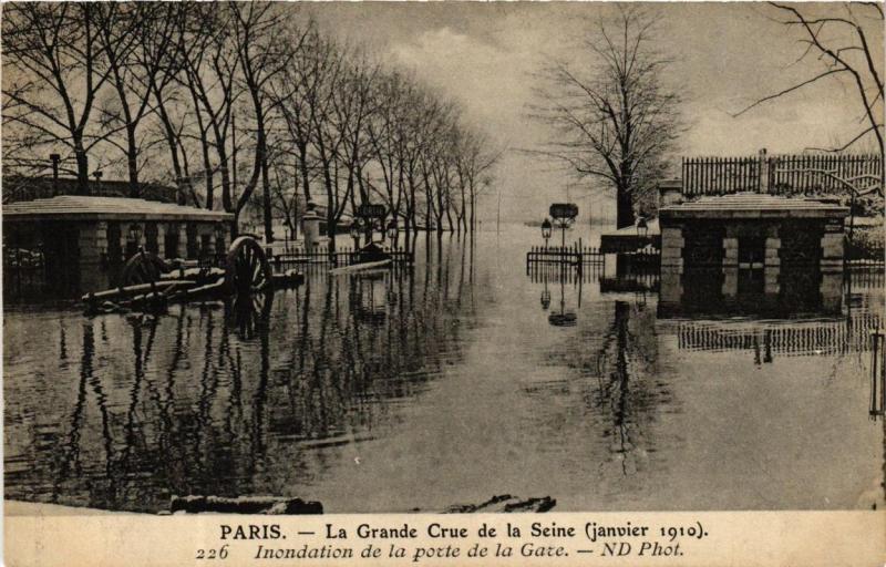Carte postale ancienne La Grande Crue de la Seine (janvier 1910) - Inondation de la porte de la Gare à Paris 13e