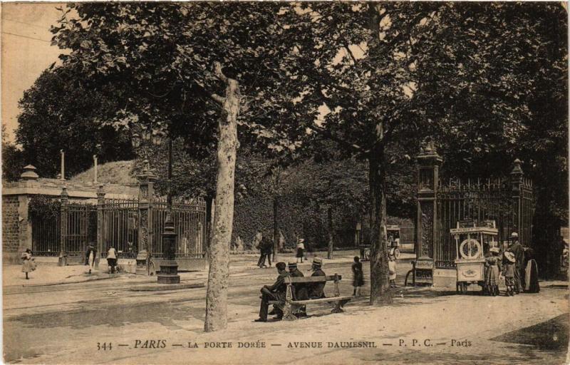 Carte postale ancienne Paris 12e La Porte Dorée. Avenue Daumesnil. à Paris 12e