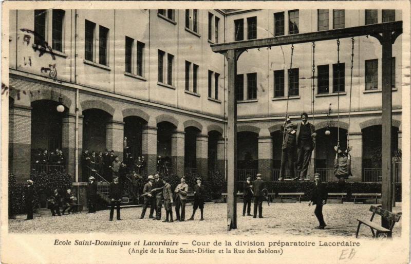 Carte postale ancienne Ecole Saint-Dominique et Lacordaire - Cour de la division préparatoire Lacordaire à Paris 16e