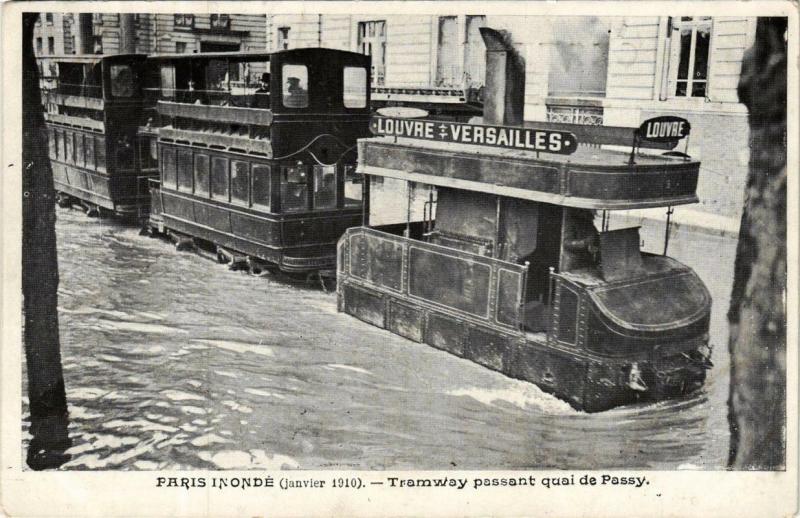 Carte postale ancienne Paris inondé (janvier 1910) - Tramway passant quai de Passy à Paris 16e