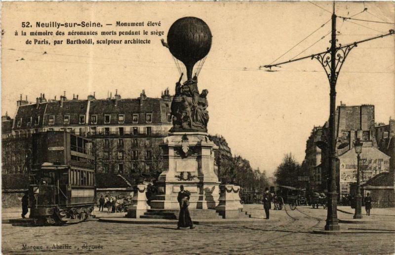 Carte postale ancienne Monument élevé à la mémoire des Aéronautes morts perdant le siège de Paris à Paris 17e