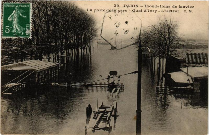 Carte postale ancienne Inondations de janvier - La porte de la gare - Quai d'Ivry - L'Octroi à Paris 13e