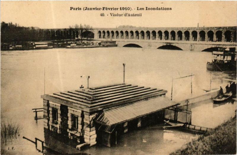 Carte postale ancienne Paris (Janvier - Février 1910) - Les Inondations - Viaduc d'Auteuil à Paris 16e