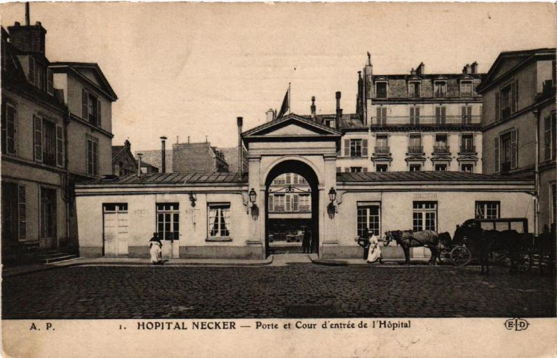 Carte postale ancienne Hôpital Necker - Porte et Cour d'entrée de l'Hôpital à Paris 7e