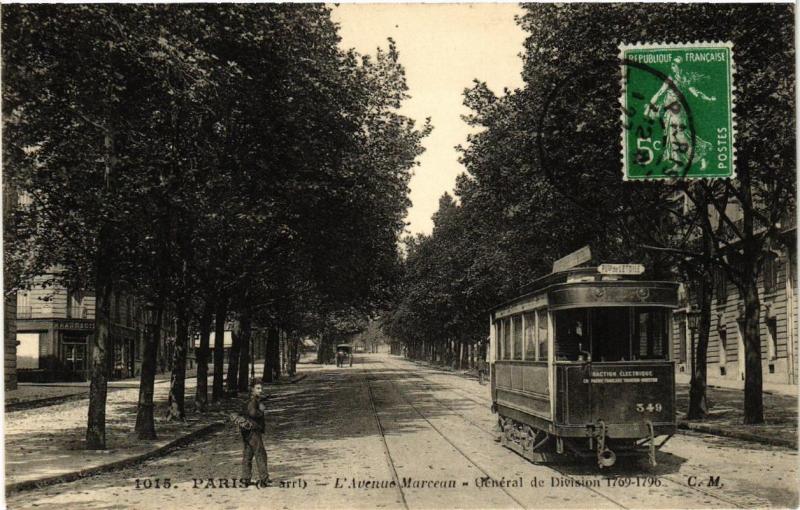 Carte postale ancienne Paris (8e) L'Avenue Marceau. General de Division à Paris 8e