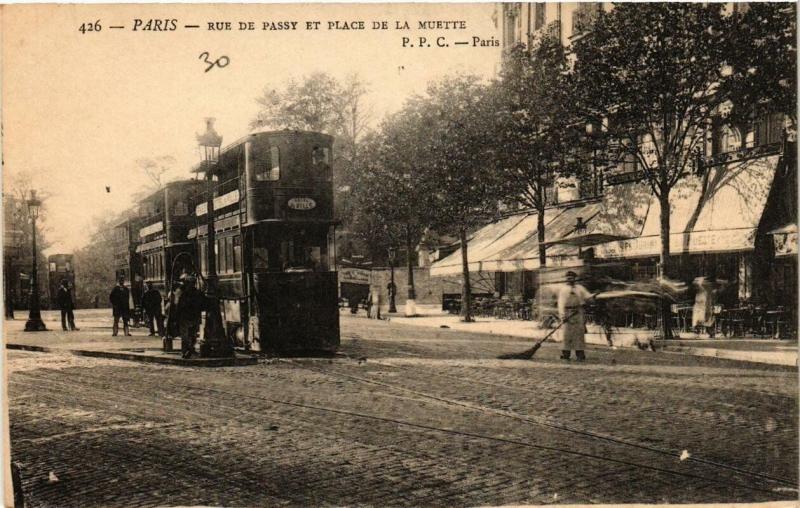 Carte postale ancienne Rue de Passy et place de la Muette à Paris 16e