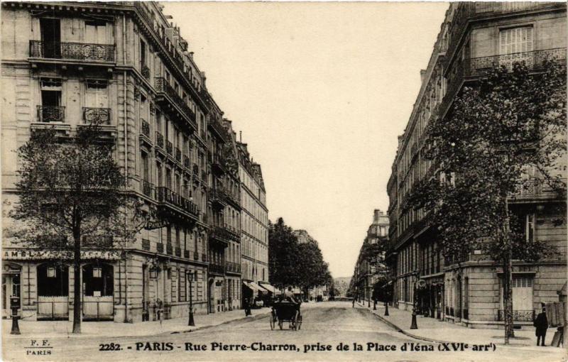 Carte postale ancienne Rue Pierre-Charron, prise de la Place d'Iéna à Paris 16e