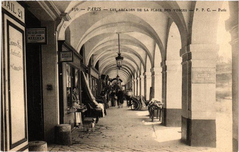 Carte postale ancienne Paris (4e) Les Arcades de la Place des Vosges. à Paris 4e