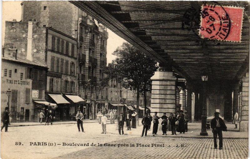 Carte postale ancienne Paris (13e) Boulevard de la Gare. pres la Place Pinel à Paris 13e