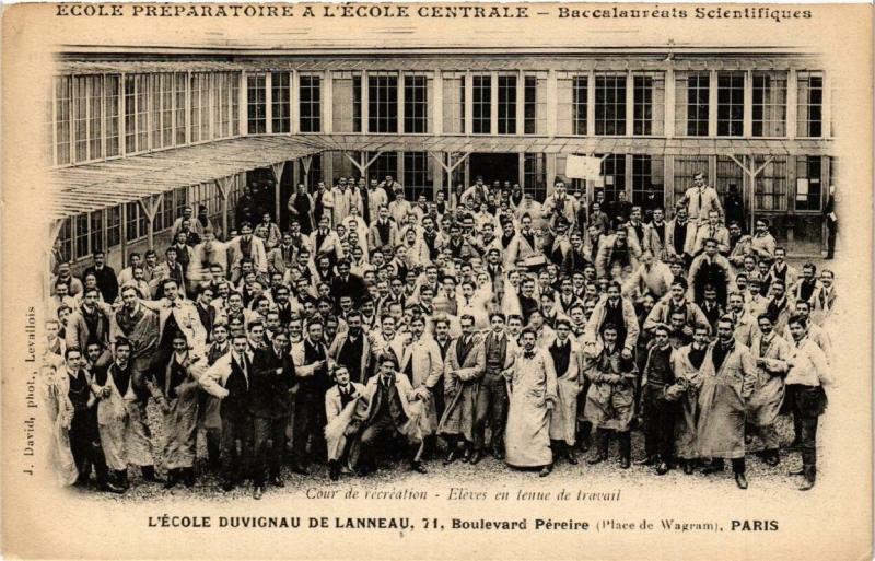 Carte postale ancienne L'Ecole Duvignau de Lanneau - Cour de récréation à Paris 17e