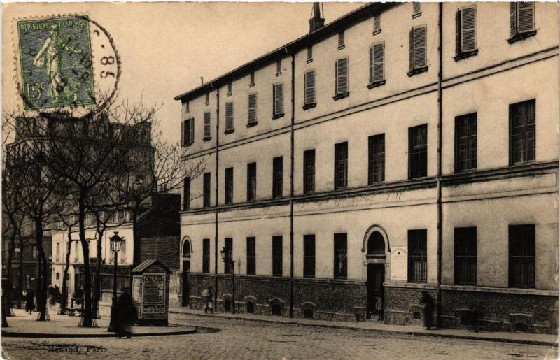 Carte postale ancienne Paris (11e) batiment, scene de la rue à Paris 11e