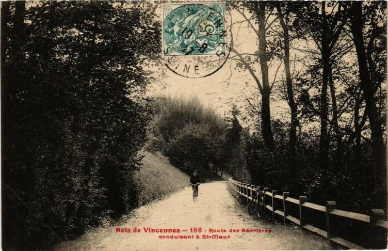 Carte postale ancienne Paris 12e Bois de Vincennes. Route des Barrieres, F. Fleury à Paris 12e