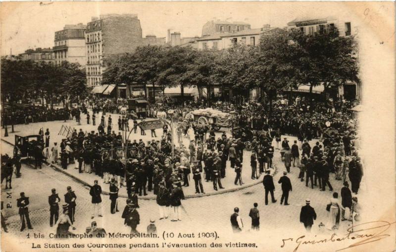 Carte postale ancienne Paris 11e Catastrophe du Metropolitain. Station des Couronnes à Paris 11e