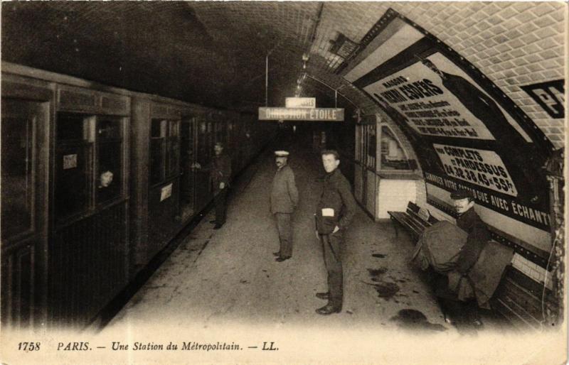 Carte postale ancienne Une station de Metropolitain à Paris 15e