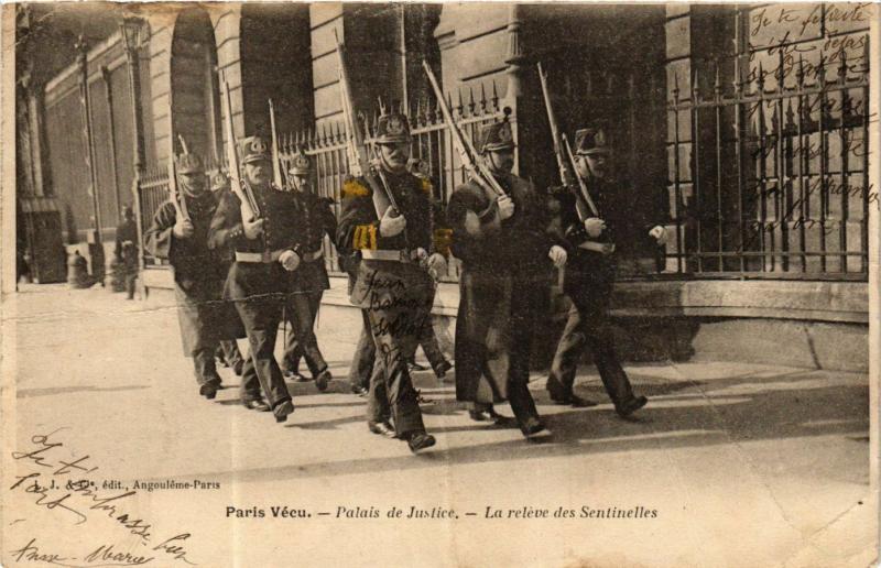 Carte postale ancienne Palais de justice - La relève des Sentinelles à Paris 1er