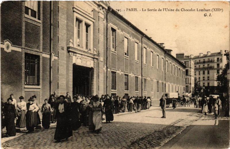 Carte postale ancienne Paris (13e) La sortie de l'Usine du Chocolat Lombart à Paris 13e
