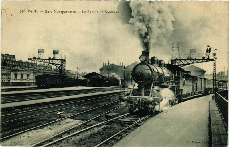 Carte postale ancienne Gare Montparnasse - Le rapide de Bordeaux à Paris 15e