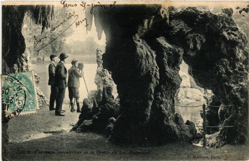 Carte postale ancienne Paris 12e Bois de Vincennes. Intérieur de la Grotte Lac Daumesnil à Paris 12e