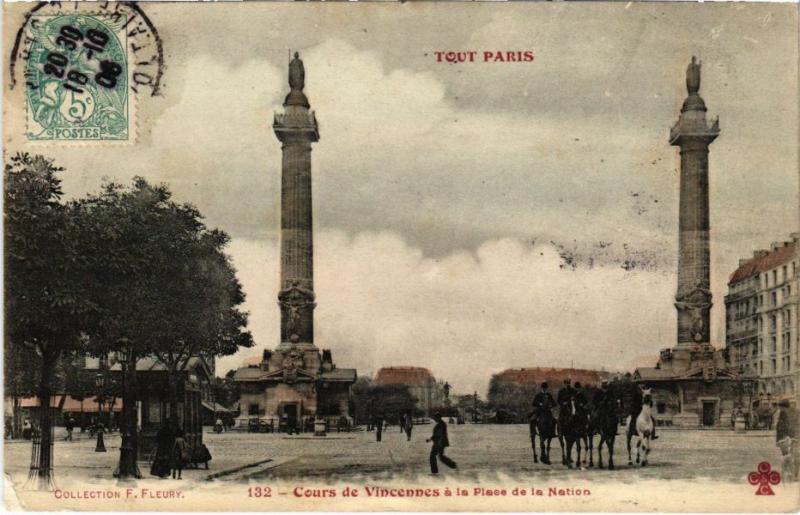 Carte postale ancienne Cours de Vincennes à la Place de la Nation - Les Colonnes du Trône à Paris 12e