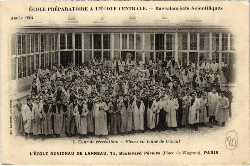 Carte postale ancienne L'Ecole Duvigneau de Lanneau - Boulevard Pereire - La Cour de Récréation - Elèves en tenue de travail à Paris 17e