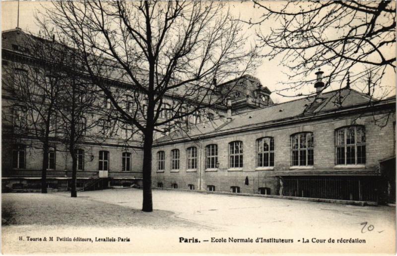 Carte postale ancienne Ecole Normale d'Instituteurs - La Cour de récréation à Paris 16e