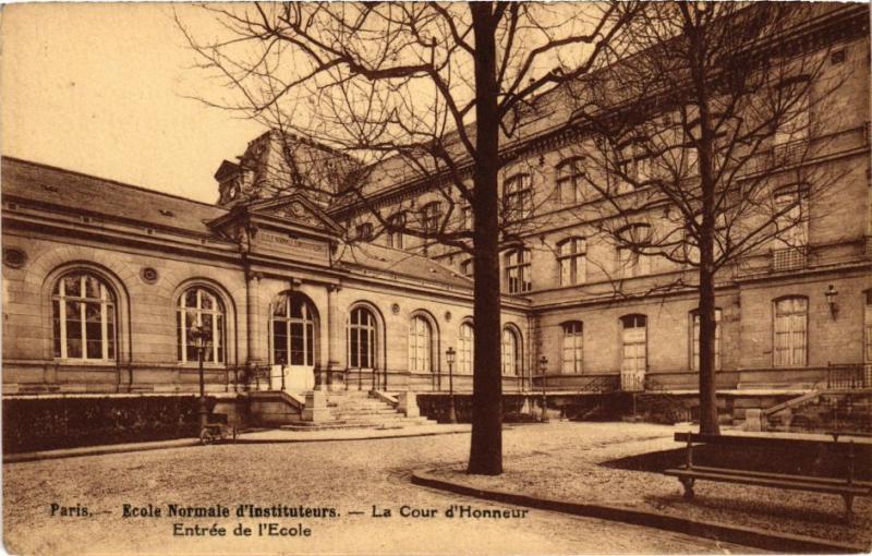 Carte postale ancienne Ecole Normale d'Instituteurs - La Cour d'Honneur - Entrée de l'Ecole à Paris 16e