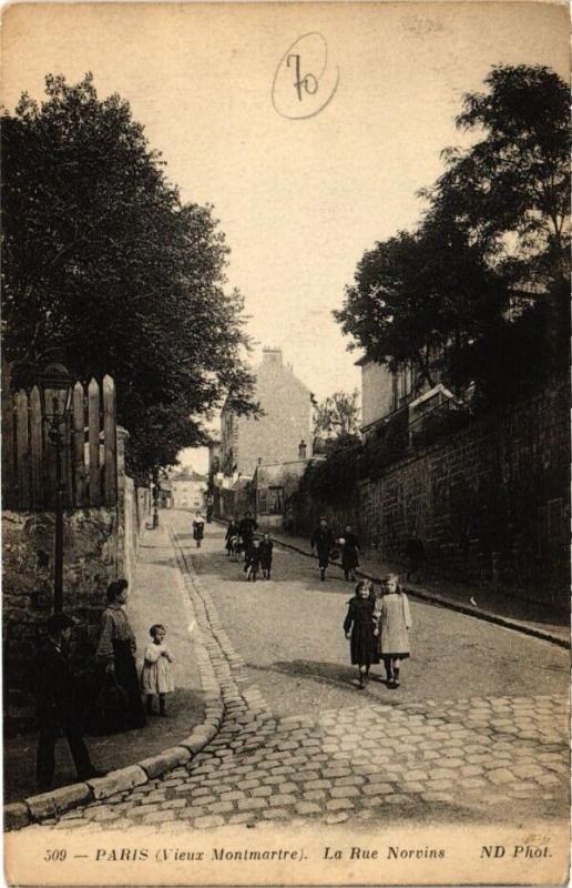 Carte postale ancienne Vieux Montmartre - La Rue Norvins à Paris 18e