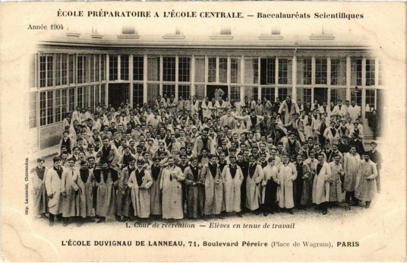 Carte postale ancienne L'Ecole Duvigneau de Lanneau - Boulevard Pereire - La Cour de Récréation - Elèves en tenue de travail à Paris 17e