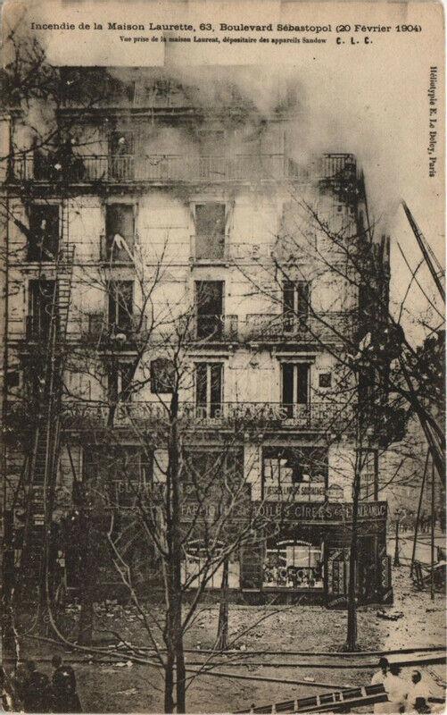 Carte postale ancienne Incendie de la Maison Laurette à Paris 1er