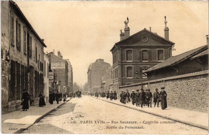 Carte postale ancienne Rue Saussure - Contrôle commun - Sortie du Personnel à Paris 17e