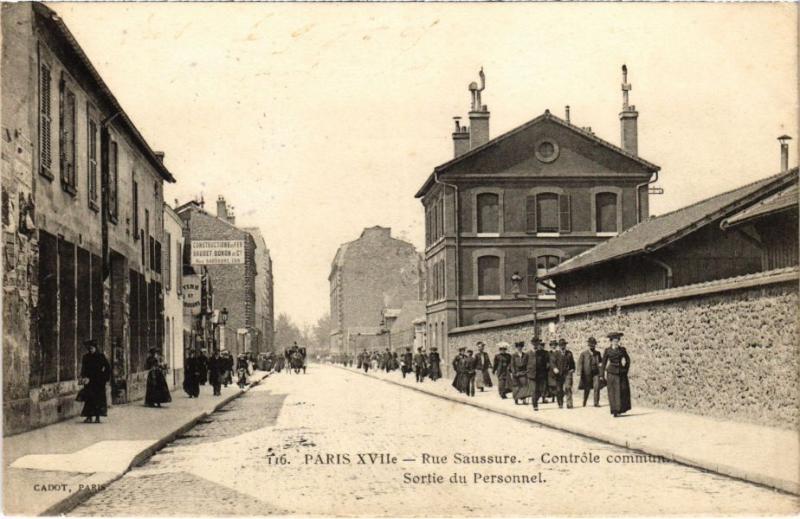Carte postale ancienne Rue Saussure - Contrôle commun - Sortie du Personnel à Paris 17e