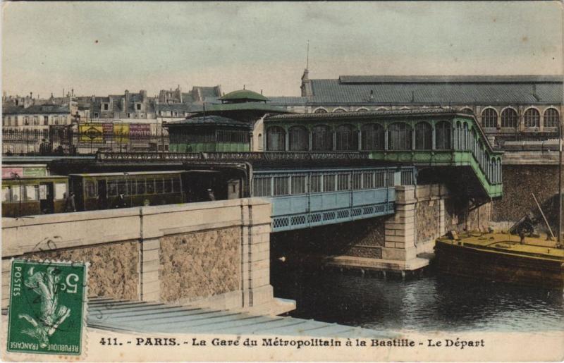Carte postale ancienne La Gare du Métropolitain à la Bastille - Le Départ à Paris 4e