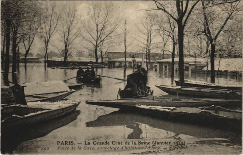 Carte postale ancienne La Grande Crue de la Seine - Porte de la Gare, sauvetage d'habitants d'Ivry à Paris 13e