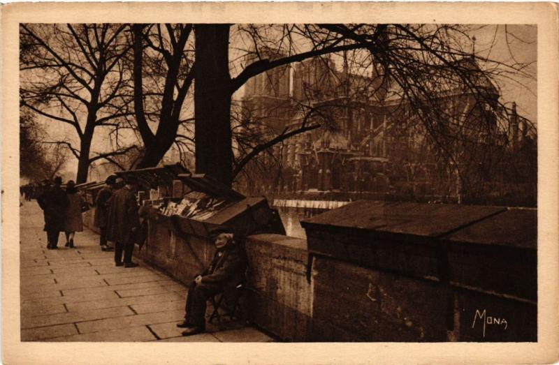 Carte postale ancienne Paris 4e Bouquiniste du Quai Montebello; Notre Dame à Paris 4e