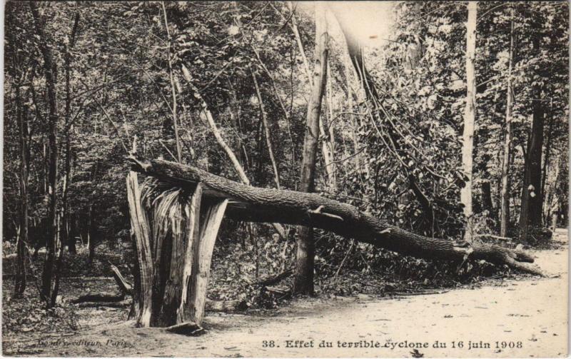 Carte postale ancienne Effet du terrible cyclone du 16 juin 1908 à Paris 12e