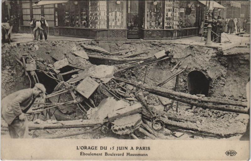 Carte postale ancienne L'Orage Du 15 Juin a Paris (8e) Eboulement Bd Haussmann à Paris 8e